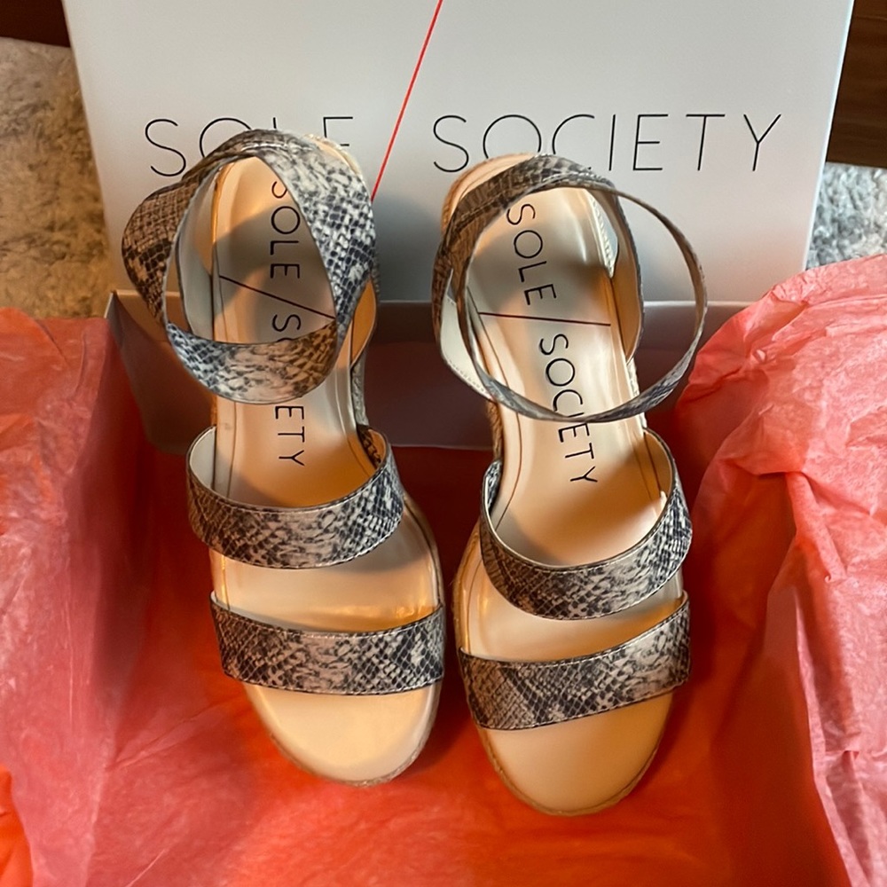 Sole Society size 6 never wore! Perfect for the summer! New condition!!!